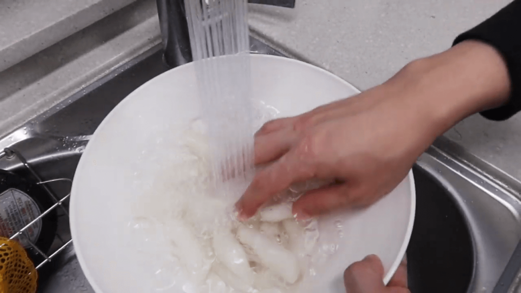 rinsing the rice cakes