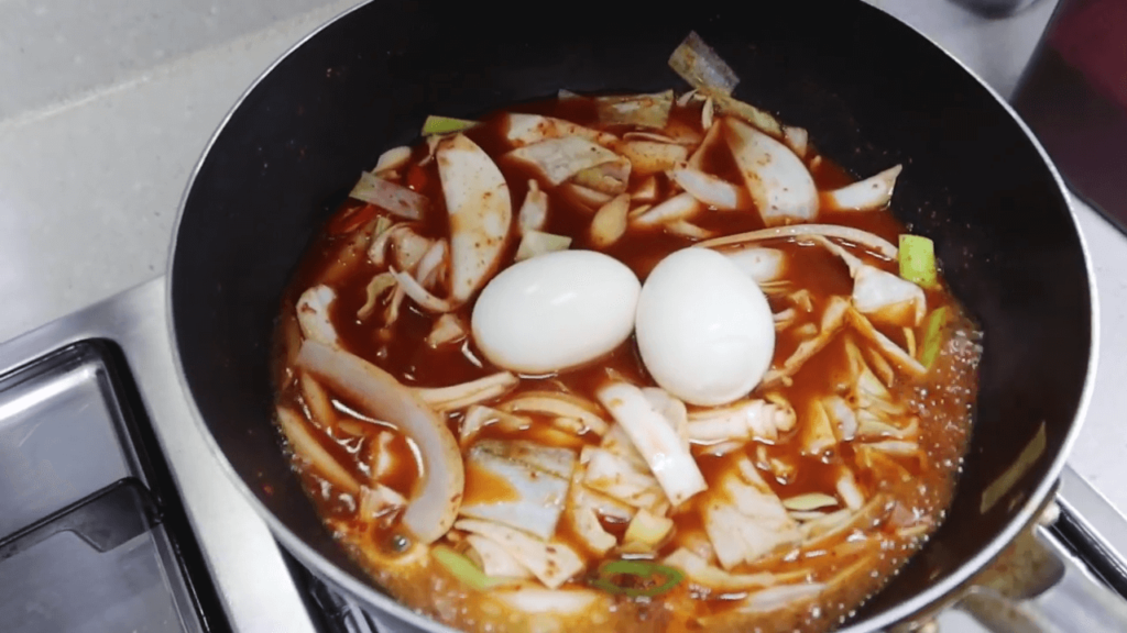 Tteokbokki (Spicy Korean Rice Cakes) Recipe - Aaron and Claire