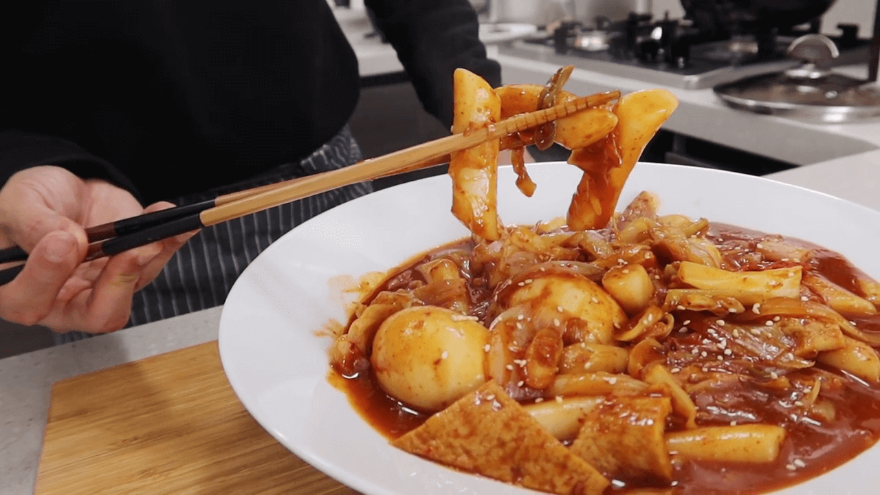 10 Minute Tteokbokki (Spicy Rice Cakes) Recipe - Aaron and Claire