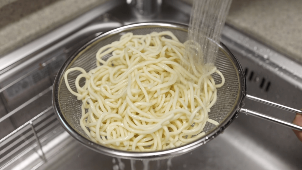 Wash off the starch of the noodles