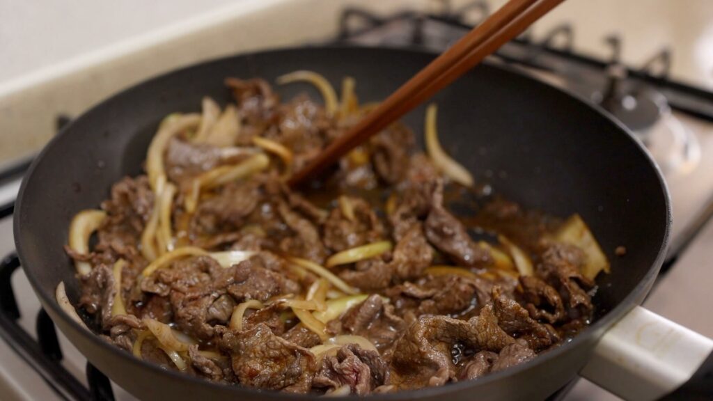 Cook beef for niku udon