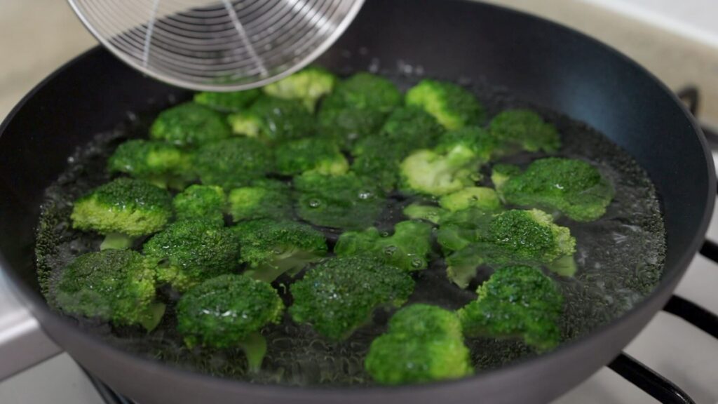 Blanch broccoli in a pot