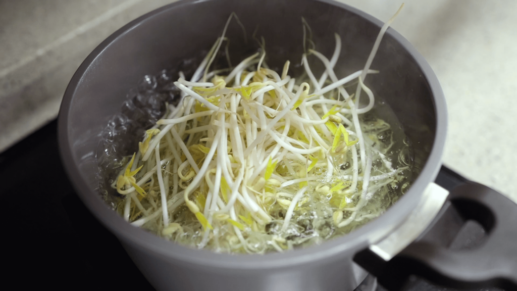 Blanch mung bean sprouts for ramen