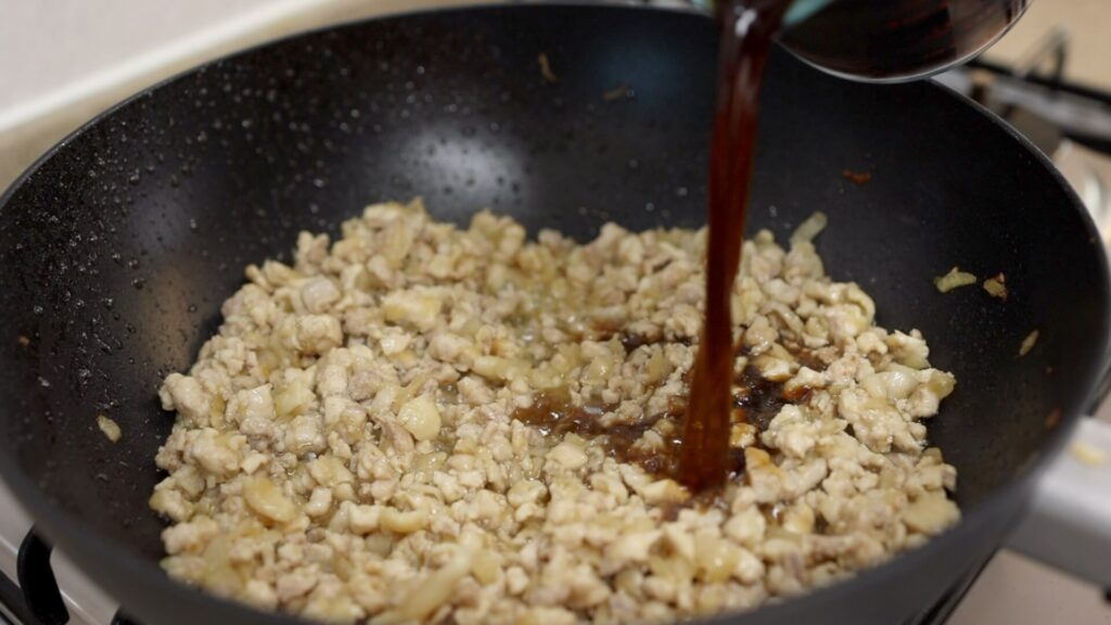 Make oyakodon sauce in a pan