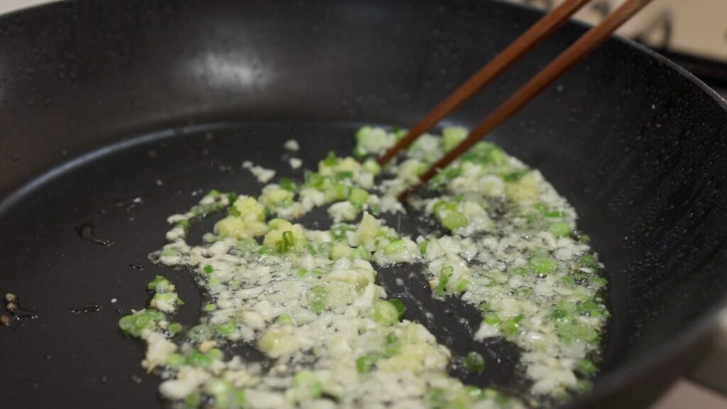 Fry Aromatic Vegetables in Oil